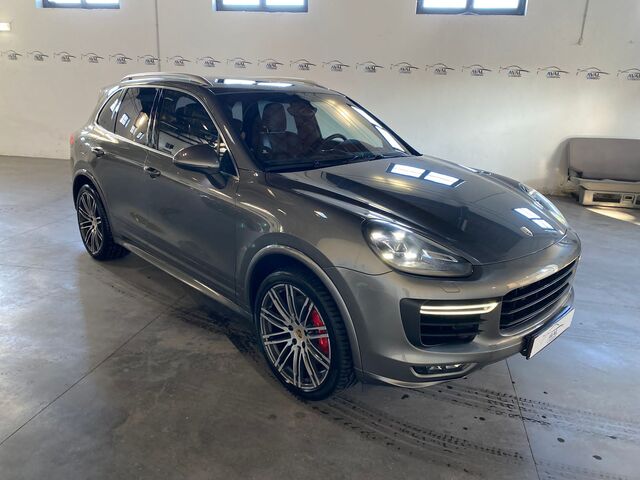 Porsche Cayenne Turbo foto 2