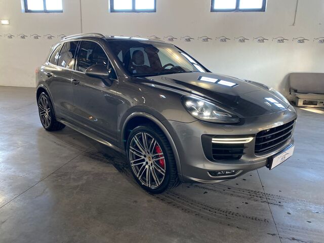 Porsche Cayenne Turbo foto 3